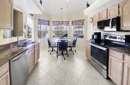 Broadmoor Villa | Sleeps 6, Hot Tub, dog ok, FULL refund*, pool heat