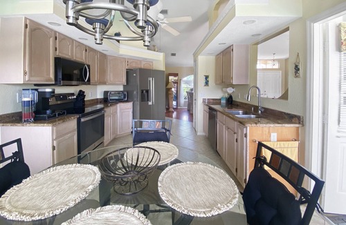 Broadmoor Villa | Sleeps 6, Hot Tub, dog ok, FULL refund*, pool heat