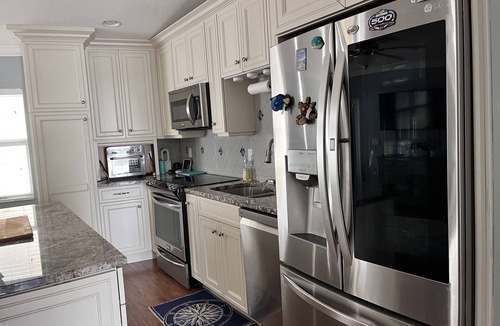 Nettles Island House | Sleeps 7 - Price Includes Golf Cart & Cleaning Fee