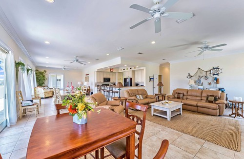 East End House | SLEEPS 8, VIEWS , 2 KING MASTERS, DOG FRIENDLY, PRIVATE POOL
