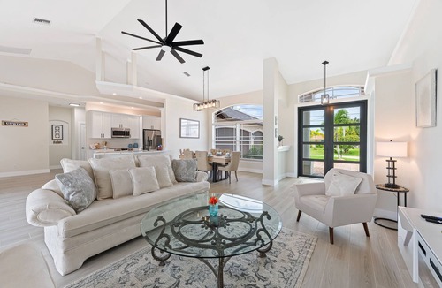 Trafalgar House | Sleeps 8, Waterfront, Bicycles, Heated Pool: Time To Unwind