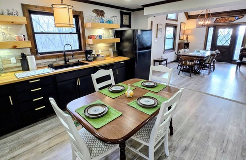Seymour Cabin | Sleeps 9 · 3 King Suites · Ridgetop Farm Views · Dog Friendly