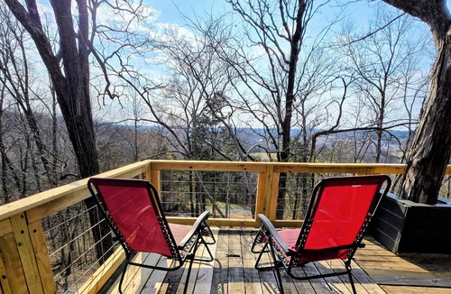 Seymour Cabin | Sleeps 9 · 3 King Suites · Ridgetop Farm Views · Dog Friendly
