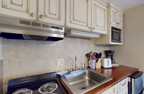 Sugar Mountain Condo | Slopeside condo w/kitchenette - within walking distance to Sugar Mountain Lodge