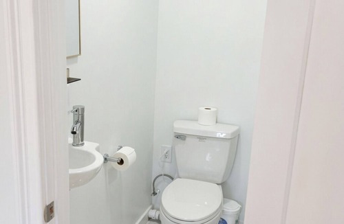 East New York Apartment | ~Small Studio - Close to JFK - Steps to Subways~