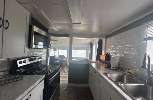 Birdsnest Cottage | Smith Beach cottage w/private sunset