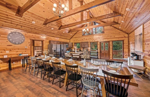 Caton Cabin | Smokey’s Paradise by AvantStay | Sleeps 22 + Pool