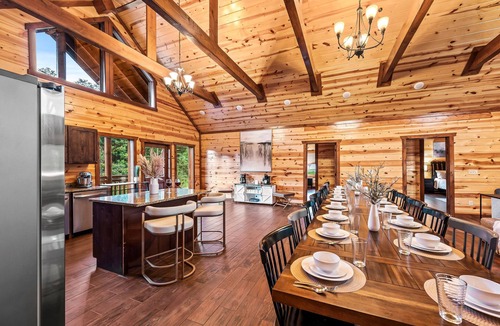 Caton Cabin | Smokey’s Paradise by AvantStay | Sleeps 22 + Pool