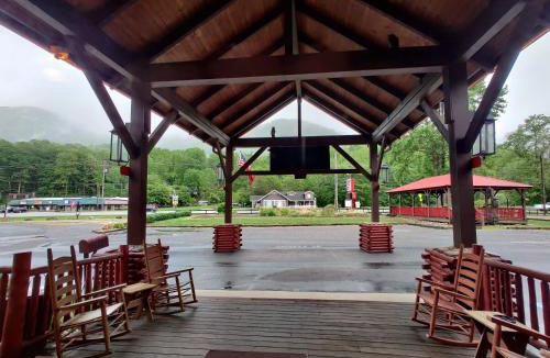 Maggie Valley Hotel | Smoky Falls Lodge