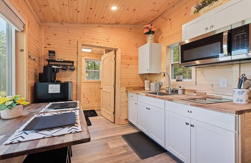 Waynesville House | Smoky Mountain Tiny Home Escape – 16 Acres Near Waynesville & Maggie Valley