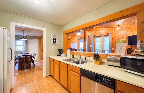 Whittier Cabin | Smoky Mtn 3BR Cabin | Hot Tub Secluded Haven w/Mountain Views
