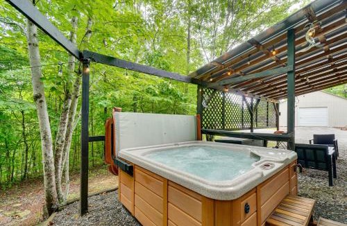 Unaka Apartment | Smoky Mtn Tiny Cabin Hideaway: Hot Tub, Patio
