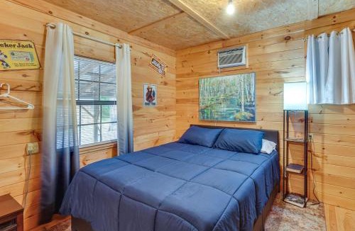 Unaka Apartment | Smoky Mtn Tiny Cabin Hideaway: Hot Tub, Patio