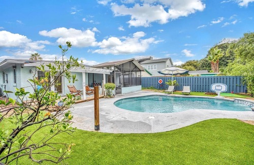 Jacksonville Beach House | SMV Minigolf and Splash Retreat
