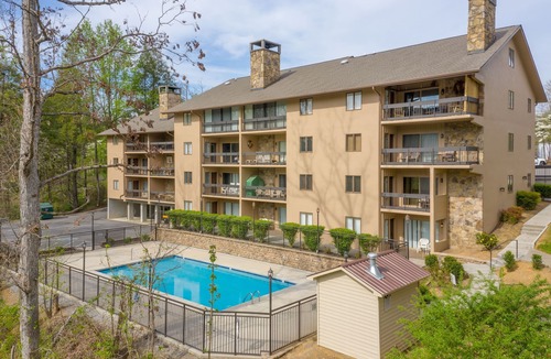 Gatlinburg Condo | SNORING BEAR Condo 2 BED/2 BA VIEWS POOL WALK TO D'TOWN GATLINBURG/ANAKEESTA