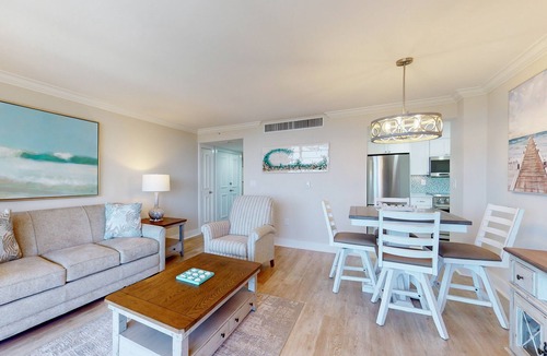 Marco Island Condo | Snowbird-friendly Gulf-front condo with pool, hot tub, fitness room, & AC