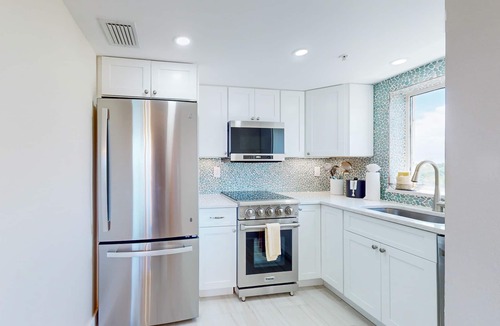 Marco Island Condo | Snowbird-friendly Gulf-front condo with pool, hot tub, fitness room, & AC