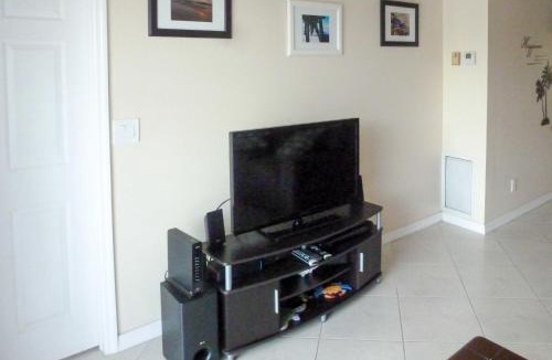 Lely Apartment | Snowbirds Escape 6 Mi to Beach and Old Naples!