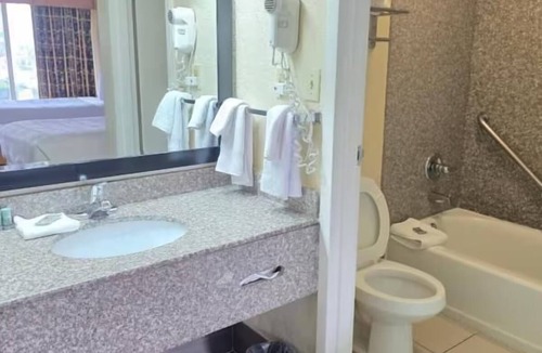 Downtown Chattanooga Hotel | Snug Room with Parking – Near Chattanooga’s Top Attractions