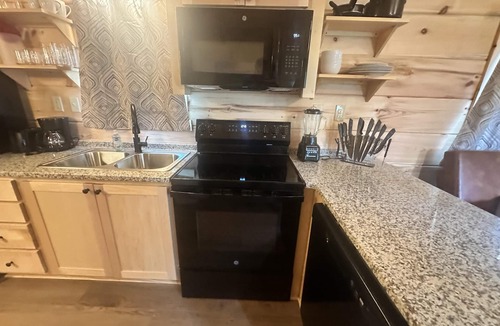 Union Mills Cabin | Snuggle Time - Hot Tub, Fireplace, Hiking, Wi-Fi