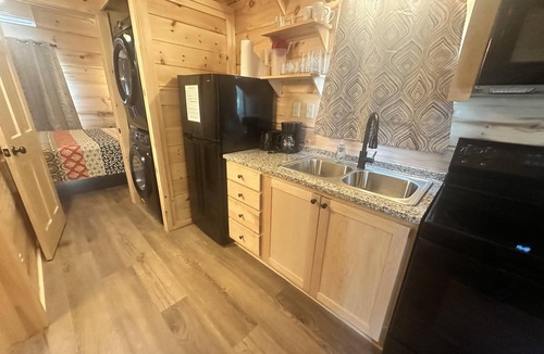 Union Mills Cabin | Snuggle Time - Hot Tub, Fireplace, Hiking, Wi-Fi