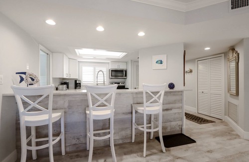 Beachview Country Club Estates Condo | Soak in stunning Gulf views from Sundial N301, a stylishly updated third-floor condo on Sanibel