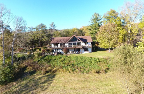 Barnardsville House | Social Distance here with family! VIEWS, PRIVACY, DOG FRIENDLY, EASY ACCESS!