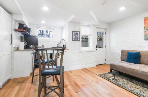 Capitol Hill House | Sojourn Charming Lower Level Studio - Capitol Hill