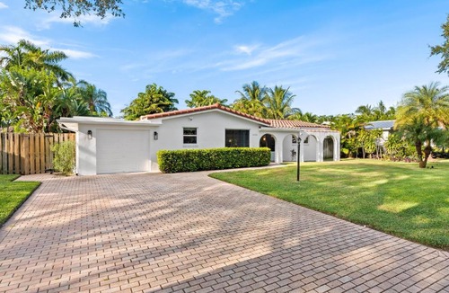 Lighthouse Point House | Solar Heated Pool Spa Tiki Hut Huge Backyard Hammock Retro Bikes