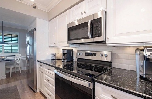 Marco Island Condo | SOMERSET 812 - Weekly Beachfront Vacations Permitted!