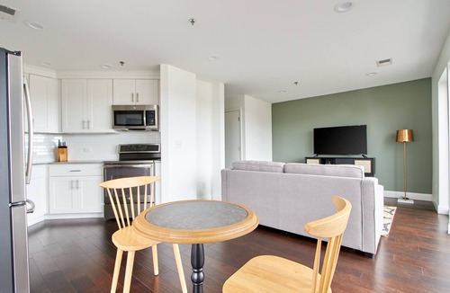 SoNo Apartment | Sonder Baltimore Place | One-Bedroom Apartment w/Balcony