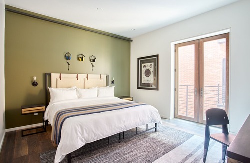 Queen Village Apartment | Sonder | The Queen | Elegant Room