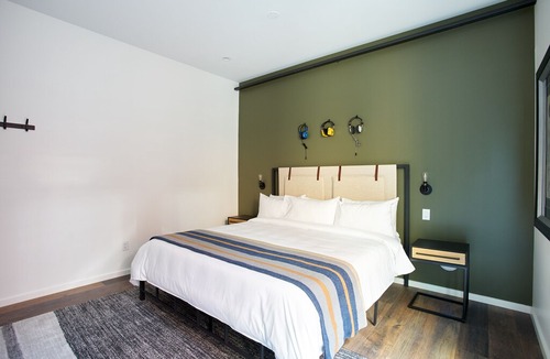Queen Village Apartment | Sonder | The Queen | Elegant Room