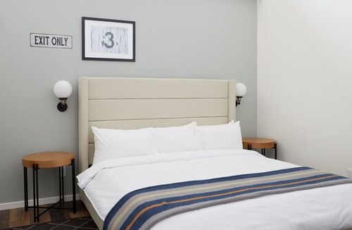 Queen Village Apartment | Sonder | The Queen | Simple Room