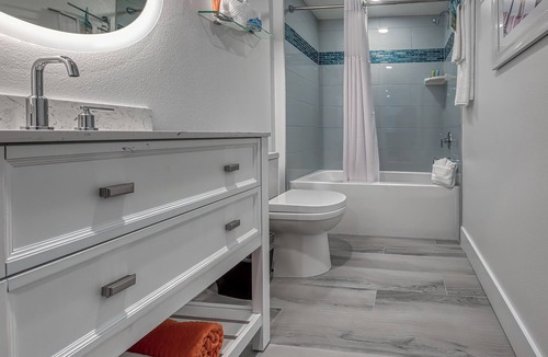Treasure Island Hotel | Soothing hotel suites with AC in Treasure Island
