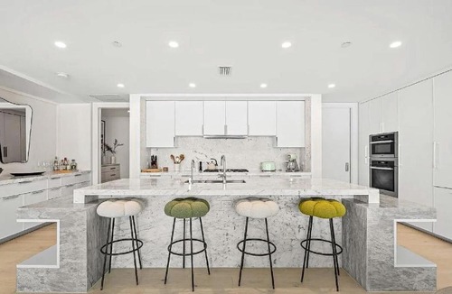 South Palm Beach Apartment | Sophisticated 2 Bedroom Oceanview Condo with Balcony