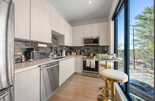 Home Park Apartment | Sophisticated Midtown Apartment w/Gym and Pool