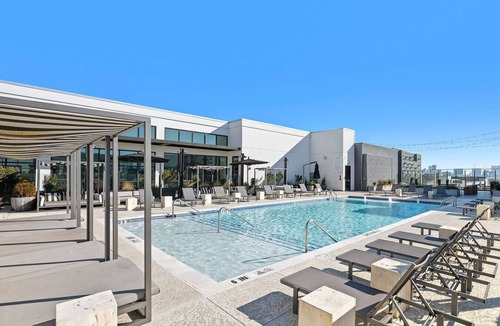 Home Park Apartment | Sophisticated Midtown Apartment w/Gym and Pool