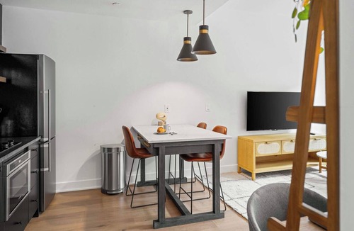 Old City Apartment | Sosuite | 2Bed Apt w Den, Laundry, Desk