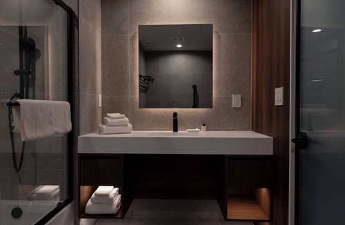 Rittenhouse Row Hotel | Sosuite - Accessible Queen Room w Desk