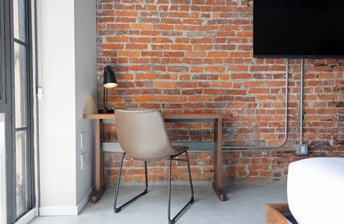 Center City West Hotel | Sosuite - City View Queen Room w Desk