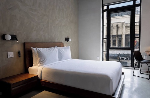 Center City West Hotel | Sosuite - City View Queen Room w Desk