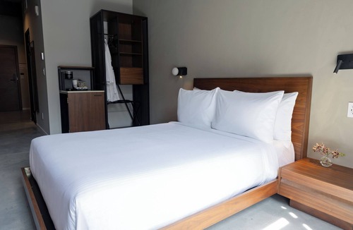 Center City West Hotel | Sosuite - City View Queen Room w Desk