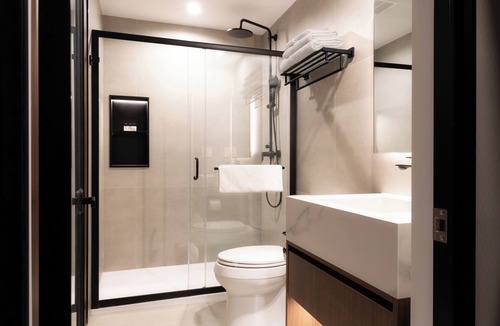 Rittenhouse Row Hotel | Sosuite - Deluxe Queen Room, High Floor w Desk