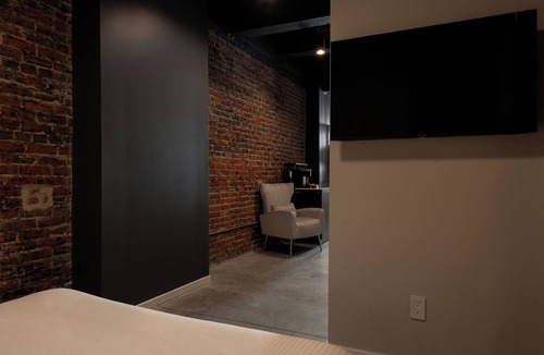 Rittenhouse Row Hotel | Sosuite - Deluxe Queen Room, High Floor w Desk