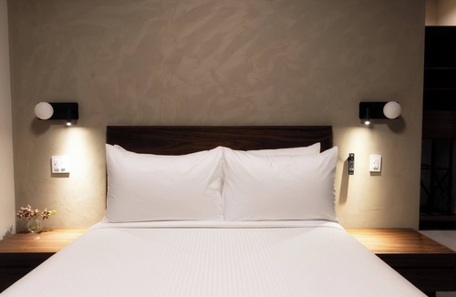 Rittenhouse Row Hotel | Sosuite - Queen Room, High Floor w Desk, Roof Deck