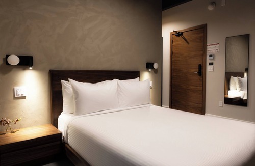 Rittenhouse Row Hotel | Sosuite - Queen Room, High Floor w Desk, Roof Deck
