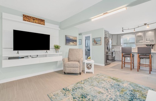 Little Venice House | Soulshine Cottage- Close to everything you need in Marathon
