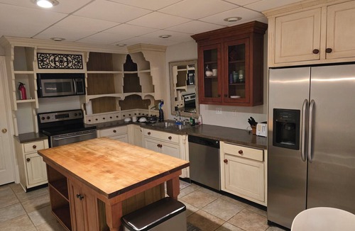 Raintree Apartment | South Charlotte suite, workspace, parking, kitchen