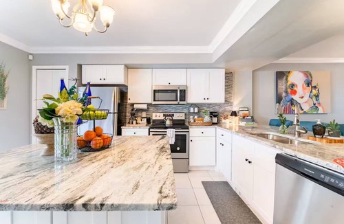 Courier City - Oscawana House | South Tampa Soho Experience Walkable to Nightlife,Shops,Restaurants,Downtown